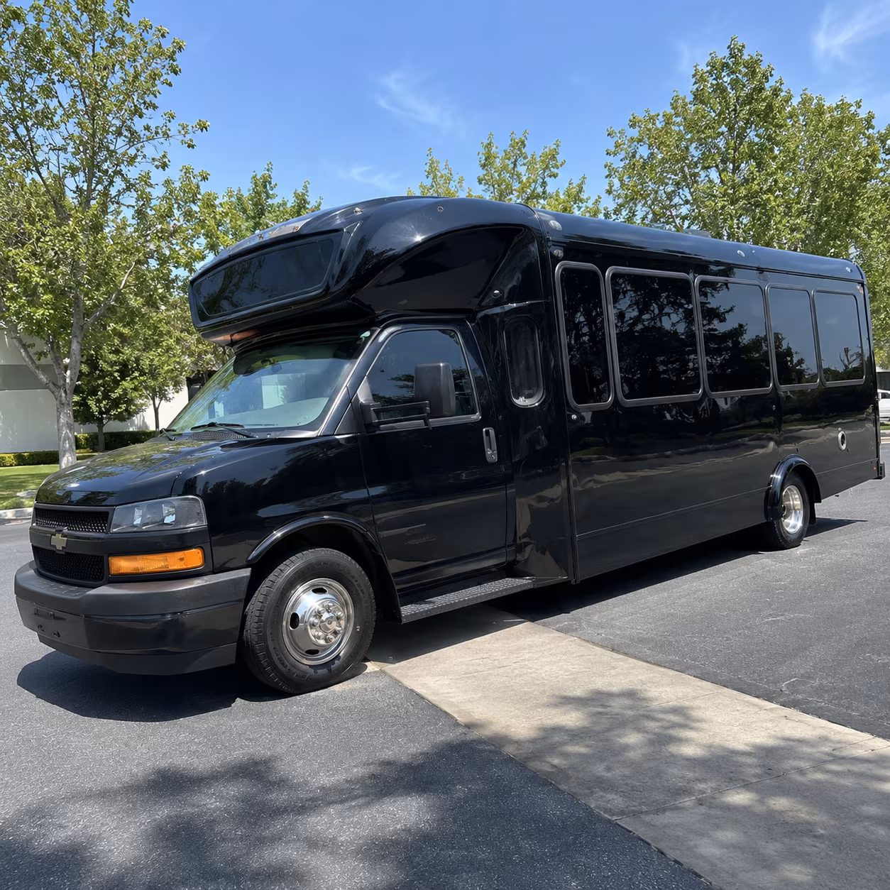 whittier 15 passenger party bus