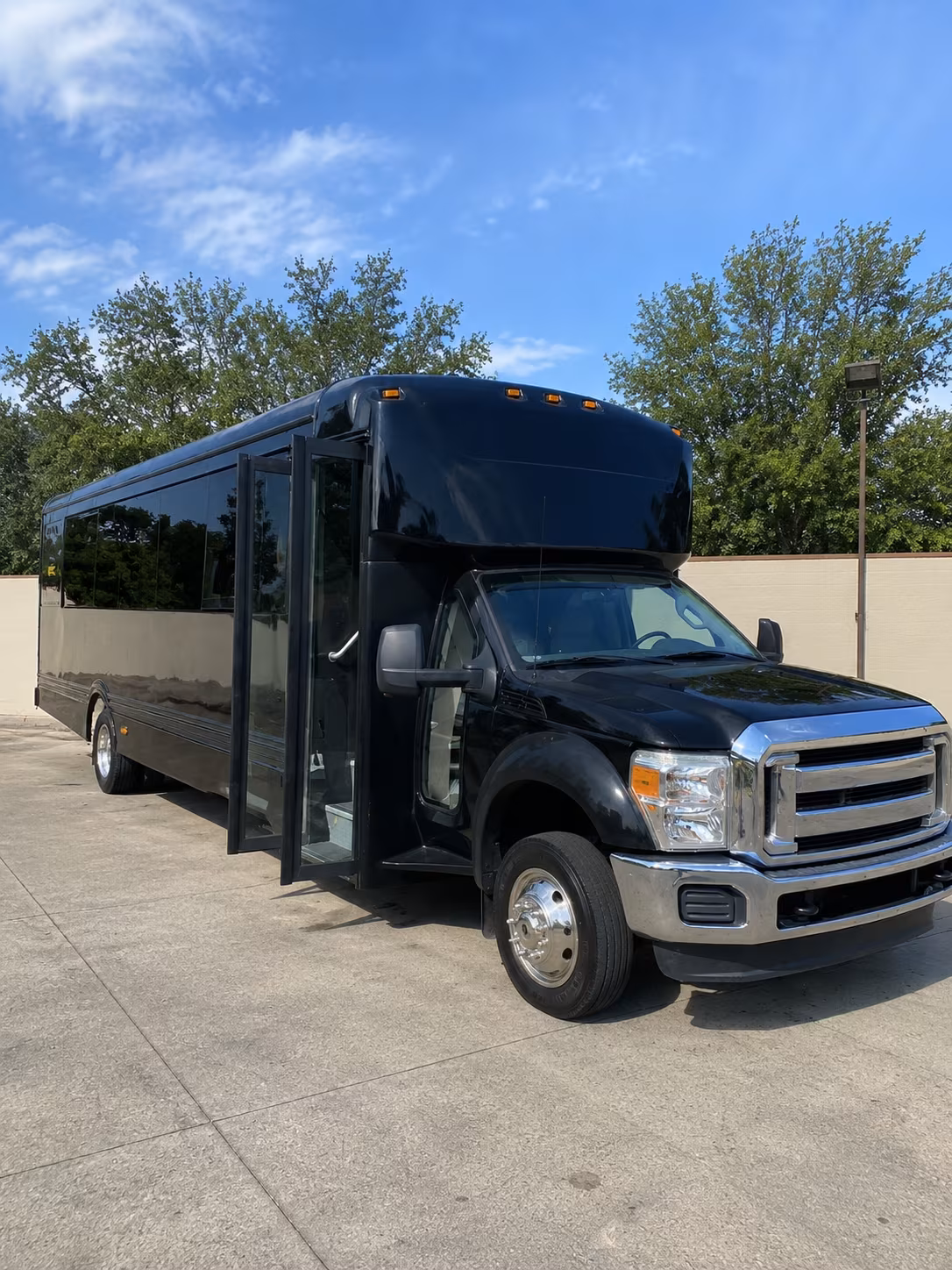 whittier 20 passenger party bus