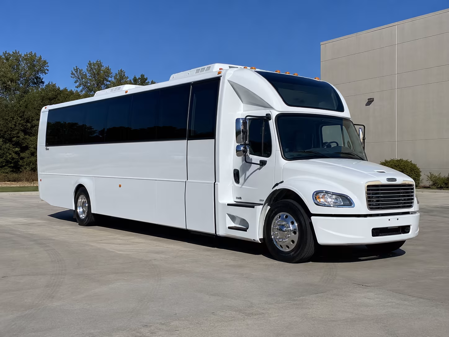 whittier 28 passenger party bus